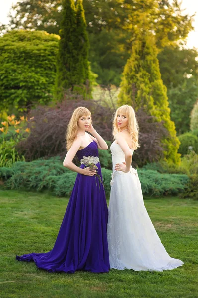 Braut und Brautjungfer draußen — Stockfoto