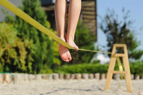 Menina andando sobre a funda — Fotografia de Stock