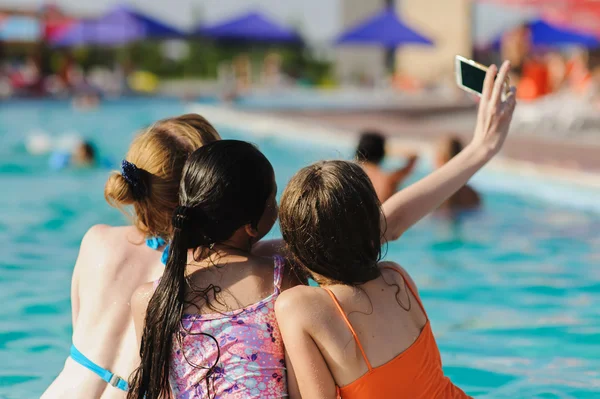 Árvore menina fotografou-se no telefone — Fotografia de Stock