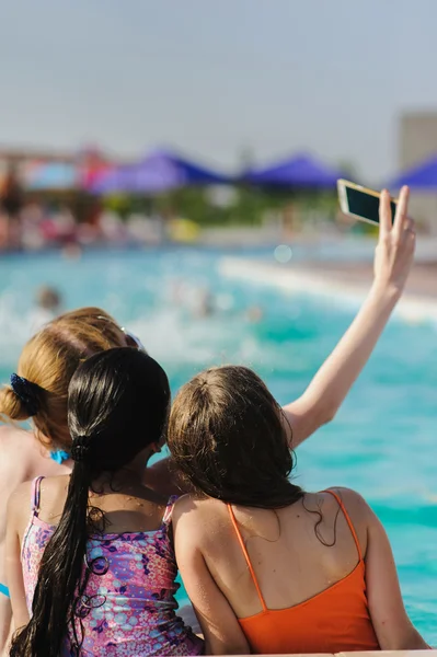 Holka ze stromu samy fotografoval na telefonu — Stock fotografie