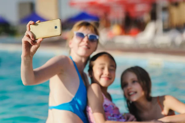 Träd flicka fotograferade sig på telefon — Stockfoto