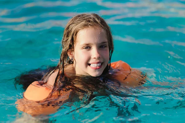 スイミング プールでの水の翼を持つ子供 — ストック写真