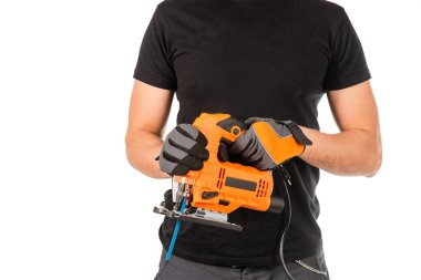 Elinde elektrikli yapboz tutan bir adam, beyaz arka plan..