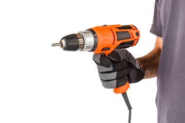 Koruyucu eldiven giyen, beyaz izole edilmiş stüdyo arka planında yeni elektrikli tornavida tutan, yenileme, tamir aleti olan bir adam..