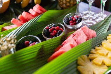 Açık büfede meyve ve böğürtlen kapat