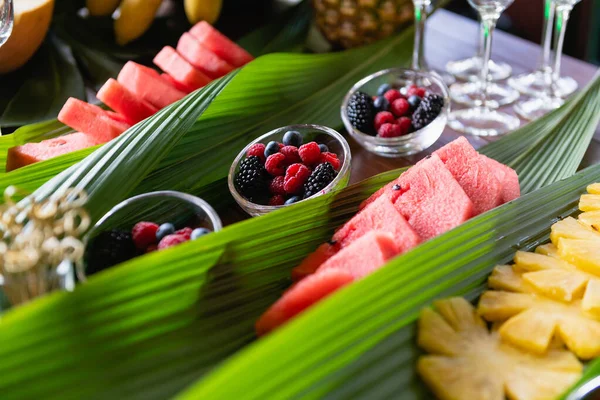 Açık büfede meyve ve böğürtlen kapat