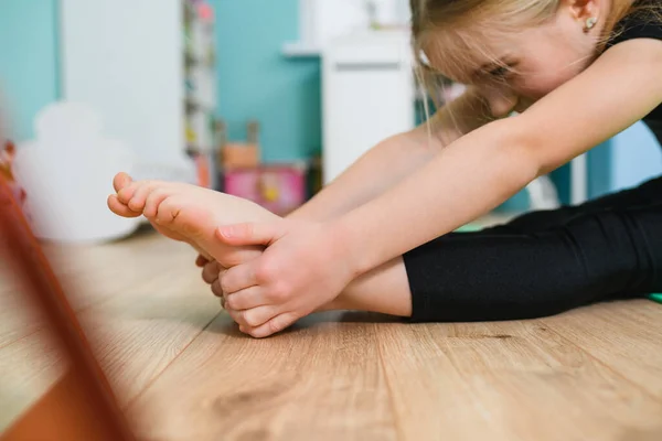 Cerrar Pequeñas Manos Pies Gimnasta Chica Durante Ejercicio Estiramiento Suelo — Foto de Stock