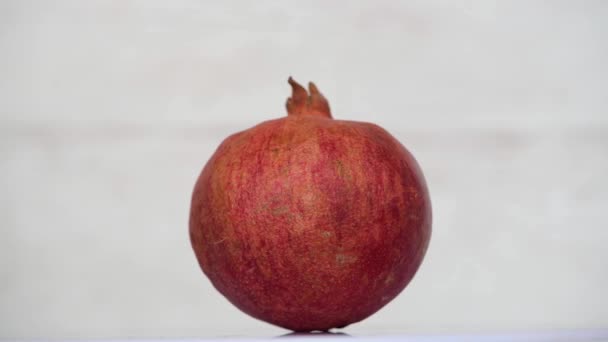 Seluruh buah delima merah berputar di atas putih — Stok Video