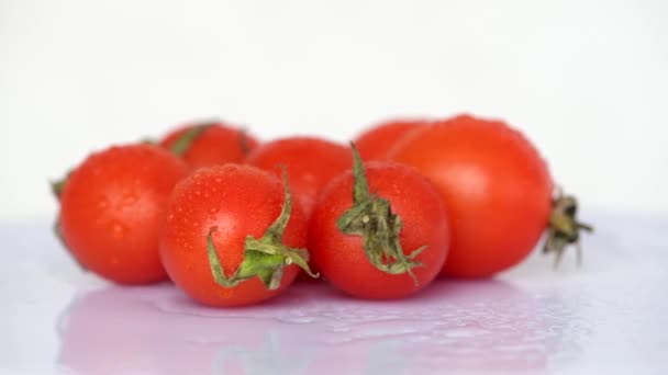 Tournage tomates cerises humides rouges sur la table — Video