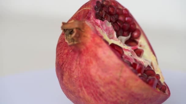Die Hälfte der Granatapfelfrucht aus nächster Nähe drehen — Stockvideo