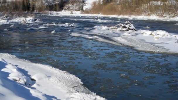 겨울에 산강에서 얼음이 녹는 모습 — 비디오