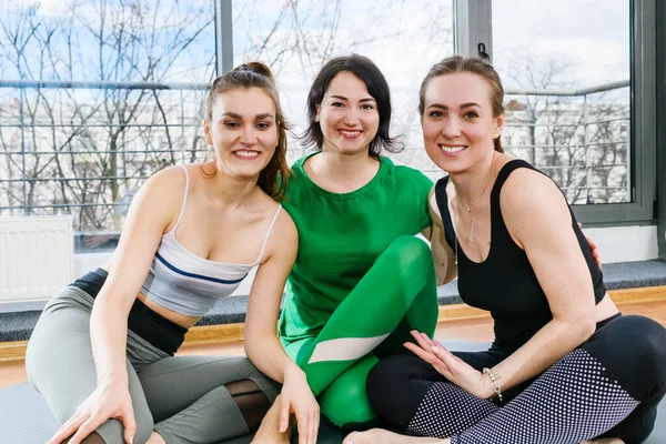 Tres Mujeres Deportivas Sonrientes Sentadas Sobre Alfombras Descalzas Estudio Fitness — Foto de Stock