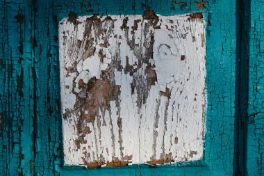 Ahşap yüzeydeki döküntü boyayı kapat.