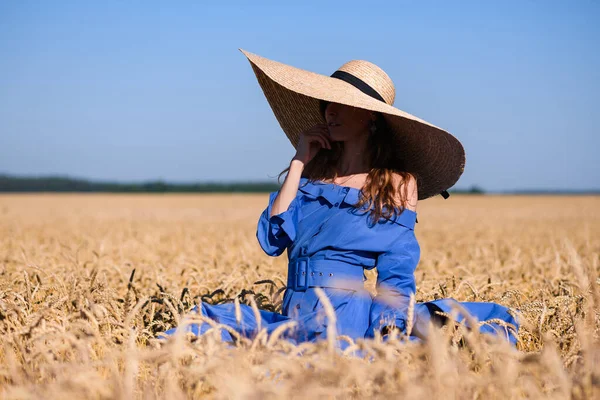 Romantic Fashion Girl Stand Wheat Field Wearing Blue Vintage Dress — Stock Photo, Image