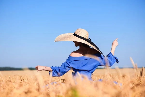 Meisje Verblijf Terug Brede Rand Hoed Blauwe Jurk Zomer Tarweveld — Stockfoto