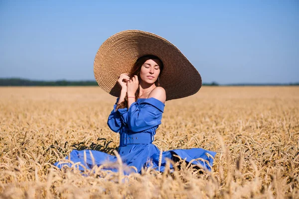 Romantique Dame Vintage Robe Midi Bleue Avec Ceinture Large Chapeau — Photo