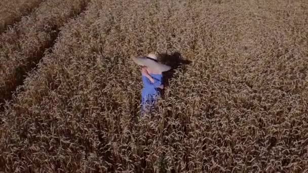 Drone flyga runt flicka i bred hatt — Stockvideo