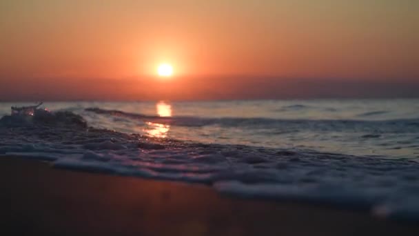Κλείστε τα κύματα στη θάλασσα κατά τη διάρκεια του ηλιοβασιλέματος — Αρχείο Βίντεο