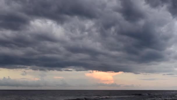 Mar lapso de tiempo con nubes voladoras pesadas — Vídeos de Stock