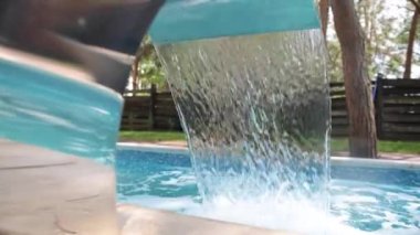 Su akıntısı olan modern yüzme havuzu manzarası