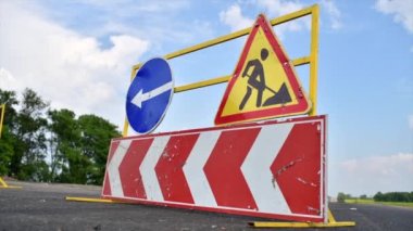 Yol çalışması tabelası. Yol onarımına dikkat.