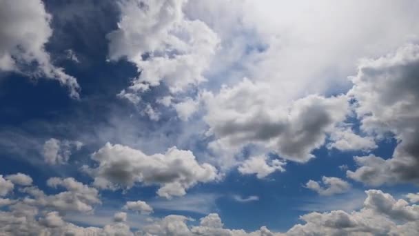 Ciel bleu nuages blancs. Délai imparti. — Video