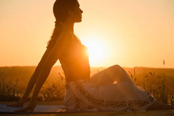 Fata Sta Mat Orizont Plin Lumina Calda Soarelui Stretching Yoga — Fotografie, imagine de stoc