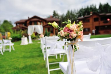 Düğün töreni için yeşil çim.