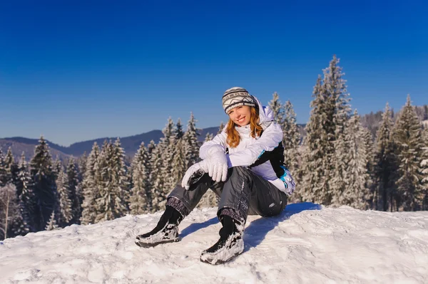 Girl sitting on ski slope — Stock Photo, Image