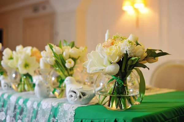 Décor de fleurs pour la cérémonie de mariage — Photo