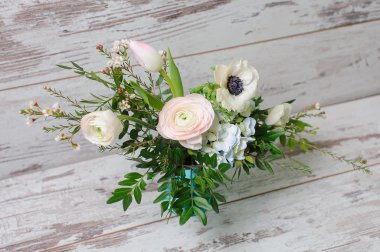 Düğünçiçeği ve cam vazo içinde sunulan Anemon.