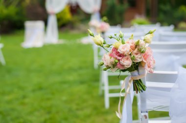 Bir sürü çiçek beyaz sandalye