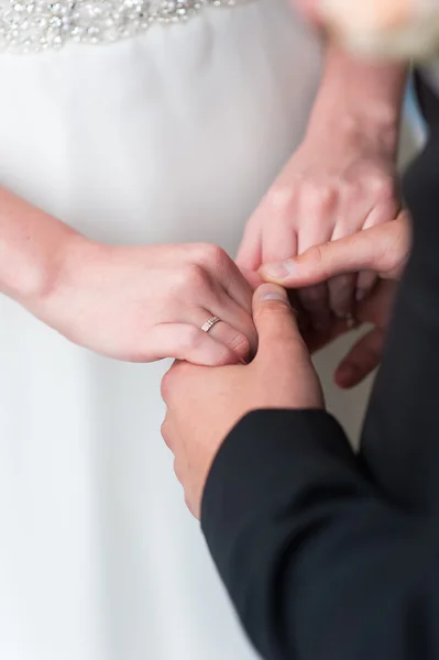 Sposa e sposo si tiene per mano — Foto Stock