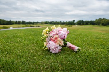 Gelin buketi büyük yeşil çim üzerinde yalan