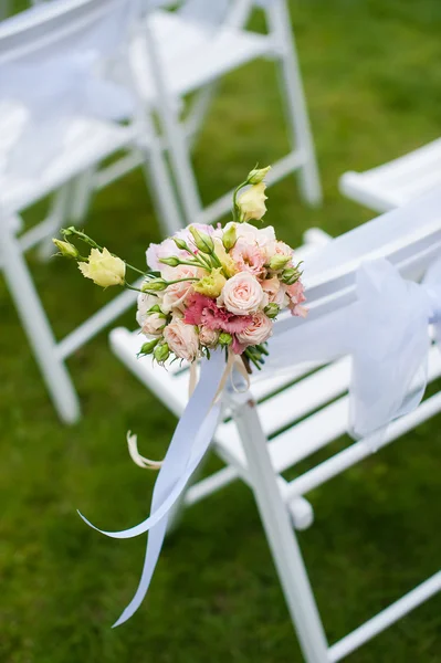 Witte stoel met een bos van bloemen — Stockfoto