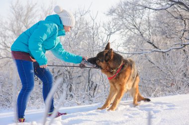 Kız Alman çoban köpeğini eğitiyor