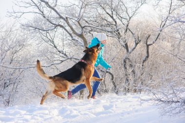 Kız Alman çoban köpeğini eğitiyor