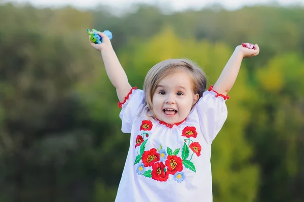 Petite fille se réjouit émotionnellement — Photo