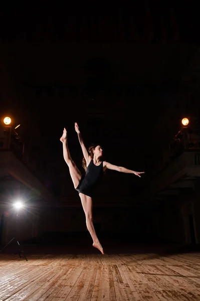 Mladá bruneta tanečnicí v split jump — Stock fotografie