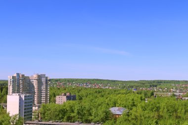 Yaz günü, yeşil ağaçlar arasında yüksek katlı konut 