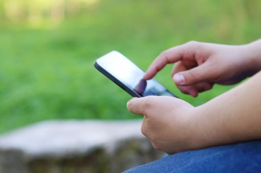 Tablet Pc ile çalışan erkeğin elinde görünümünü kapat