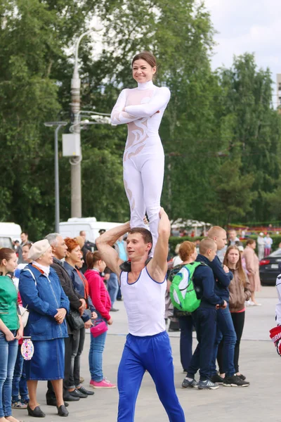 PERM, RUSSIA - 12 GIUGNO 2015: Le ginnaste vanno in strada — Foto Stock