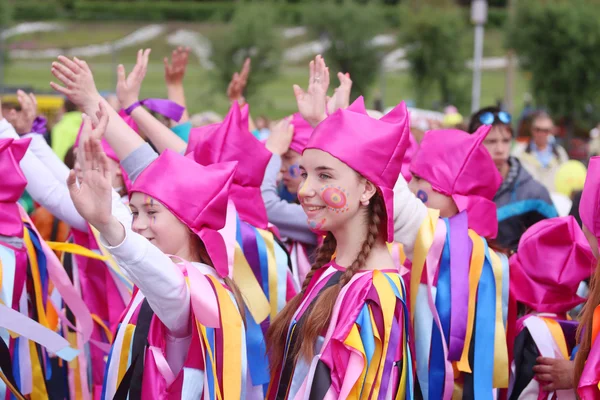 PERM, RÚSSIA - JUN 12, 2015: crianças felizes em trajes — Fotografia de Stock