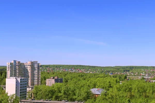 Yaz günü, yeşil ağaçlar arasında yüksek katlı konut 