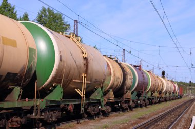 Geçen tren demiryolu tankları ve boş raylar