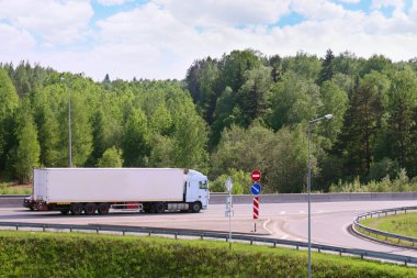 Perm, Rusya - 30 Mayıs 2015: Kamyon yolda. 2015 yılında, perma içinde 