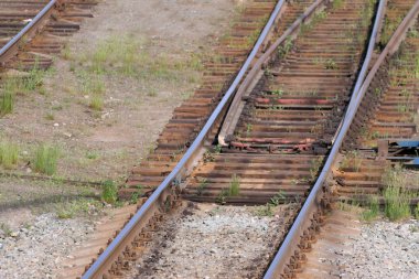 Demiryolu ahşap pusucular, ot ve katılım ile görünümünü kapat