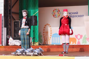 Açık hava sahnede palyaçolar