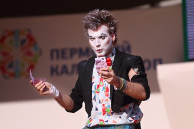 Palyaço para açık hava Sahne Alanı'nda tutar. 