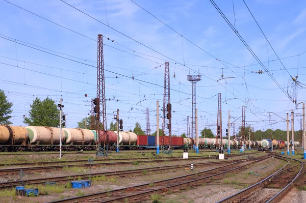 Tren de carga con tanques se mueve en ferrocarril oxidado — Foto de Stock